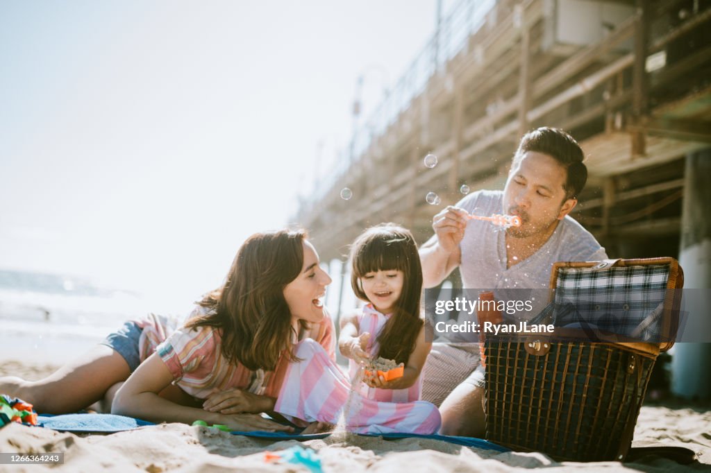 Amante de la familia disfrutando del sol en Los Angeles Beach