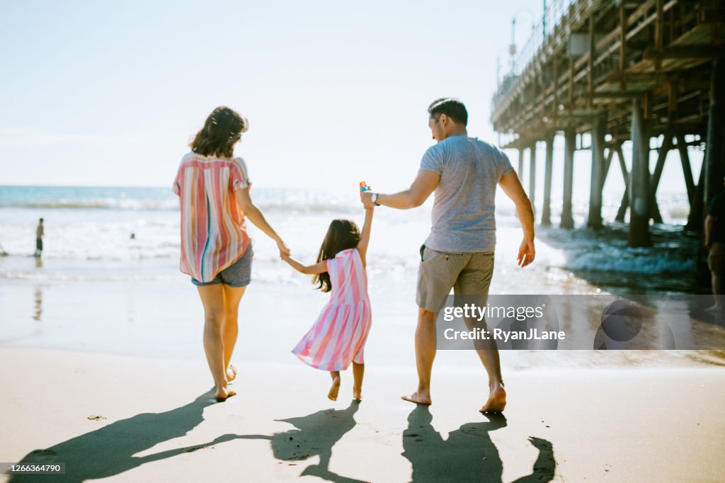 Famiglia amorevole che si gode il sole a Los Angeles Beach