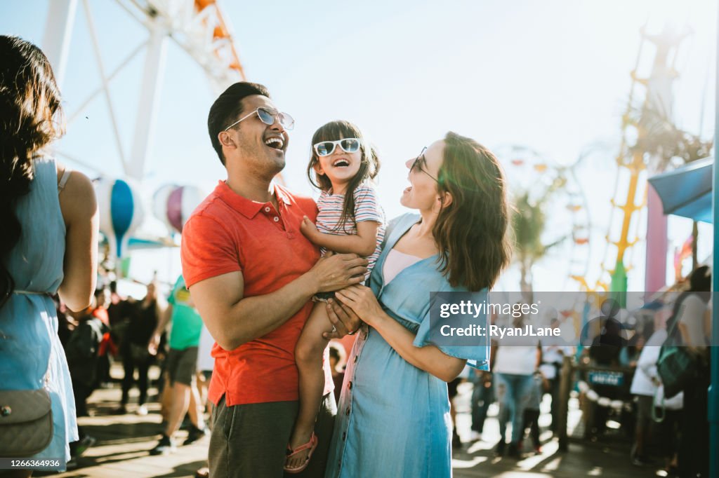 La famille s’amuse au cadre extérieur de carnaval