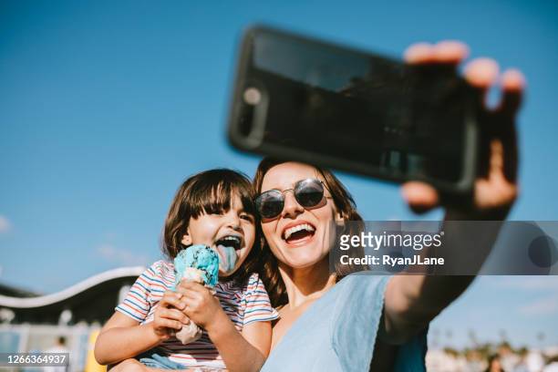 familie isst eis cremen am california pier - fotografieren stock-fotos und bilder