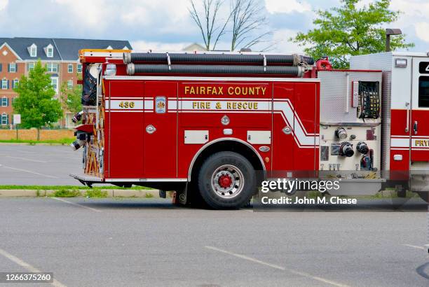 fairfax county (virginia) fire ladder truck #436 - fairfax county fire rescue stock pictures, royalty-free photos & images