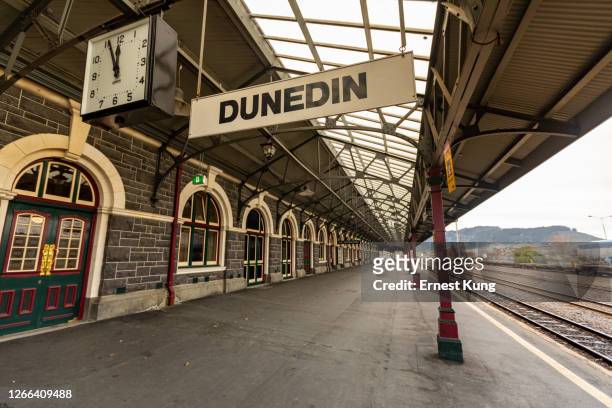 dunedin railway station - dunedin new zealand stock pictures, royalty-free photos & images