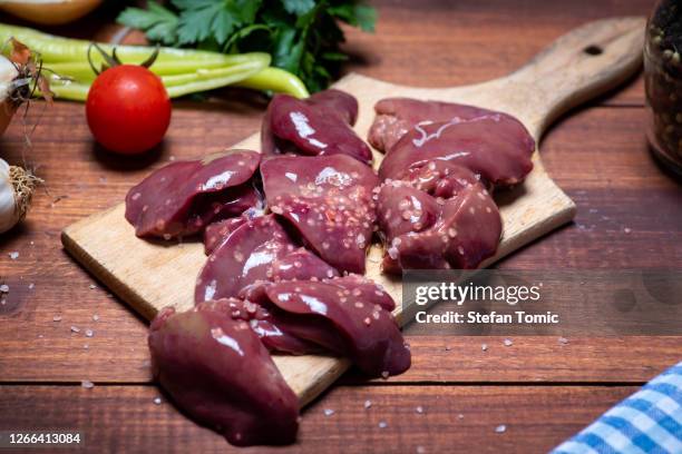foie de poulet frais sur une planche à découper avec des ingrédients de cuisson - poulet viande blanche photos et images de collection