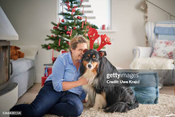 portrait of woman and her dog - pastor australiano fotografías e imágenes de stock