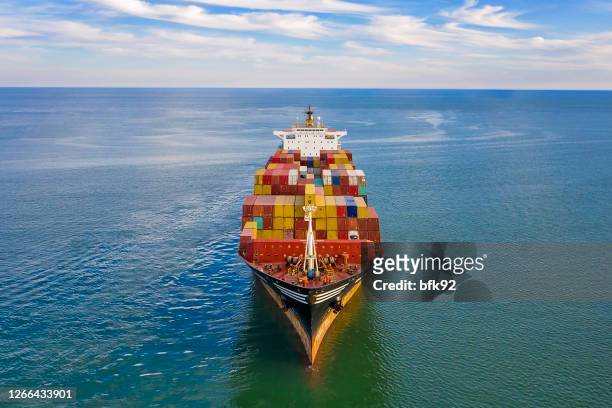 luftaufnahme des frachtschiffs mit frachtcontainern. - ship stock-fotos und bilder