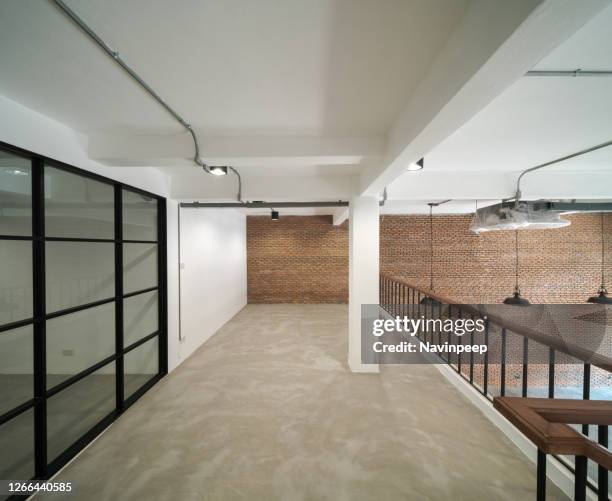 new interior space, industrial loft style, brick wall and concrete floor - mezzanine stockfoto's en -beelden