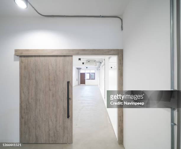 wood sliding door, open into white photo studio - cyclorama achtergrond stockfoto's en -beelden