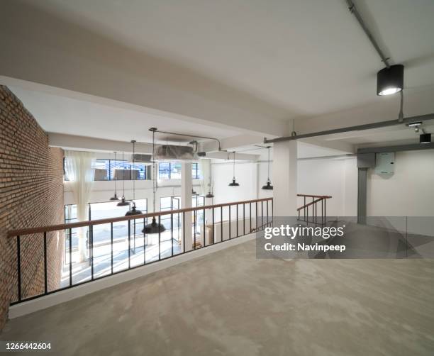 new interior space, industrial loft style, brick wall and concrete floor - loft brique photos et images de collection