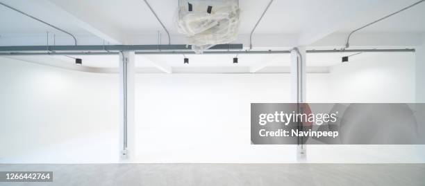 new photography studio cyclorama room, white room - cyclorama achtergrond stockfoto's en -beelden