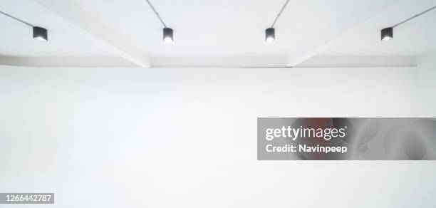 new photography studio cyclorama room, white room - cyclo photos et images de collection