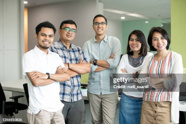 erfolg ist das, was wir am besten können - filipino worker stock-fotos und bilder