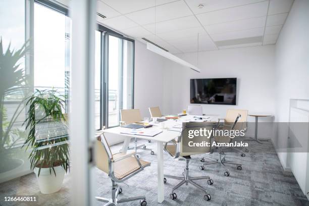 moderna sala de juntas de oficinas con luz natural y vistas - pantalla plasma fotografías e imágenes de stock
