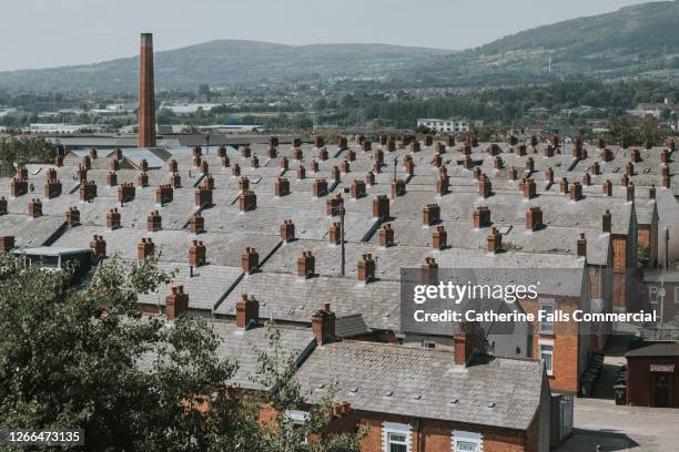 terrace houses in belfast city, northern ireland - council estate uk stock pictures, royalty-free photos & images