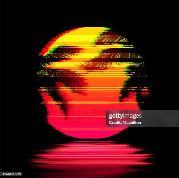 glitch art sonnenuntergang mit palmen, gelb rosa sonne über dem wasser. synthwave retrowave kunst - idylle stock-grafiken, -clipart, -cartoons und -symbole