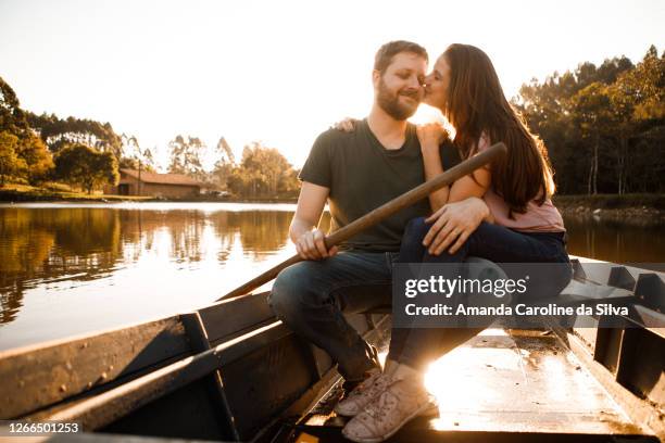 romantisches paar im ruderboot - kiss booth stock-fotos und bilder