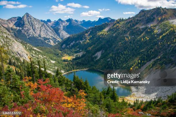 lake ann in autumn - northern cascade range stockfoto's en -beelden