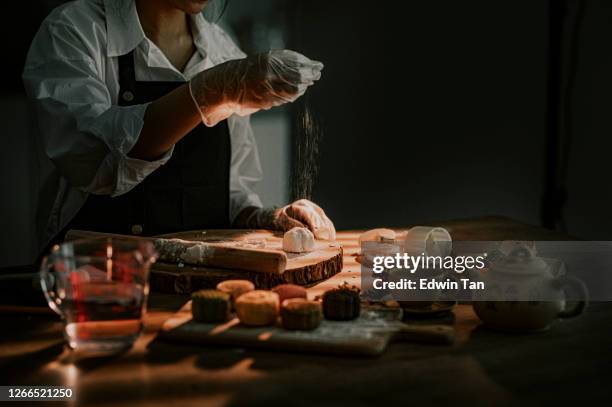 一個亞洲中國美女做中國傳統中秋雪皮月餅在她的廚房。 - human skin 個照片及圖片檔