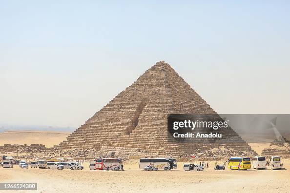 Tourists flock to the Pyramids of Giza...