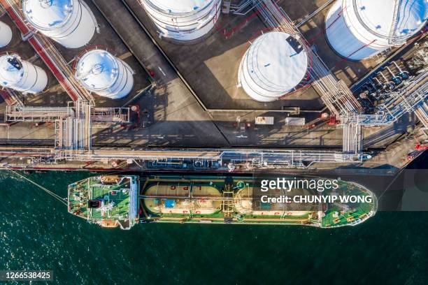 luftaufnahme von ölraffinerien und brennstofflagertanks - station stock-fotos und bilder