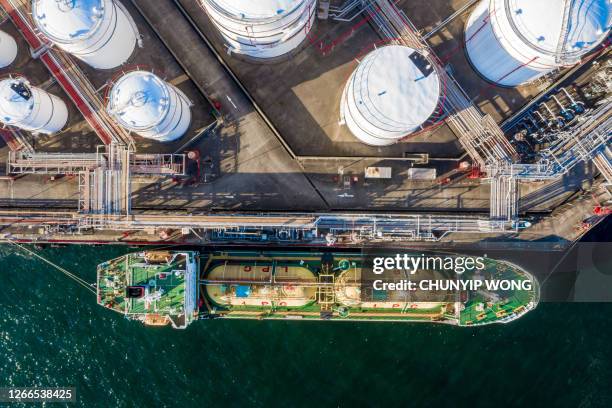 luchtfoto van olieraffinaderij en brandstofopslagtanks - transportatiegebouw stockfoto's en -beelden