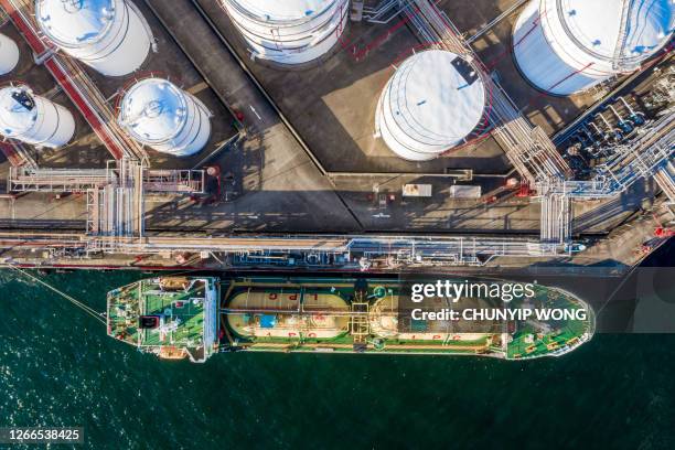 luchtfoto van olieraffinaderij en brandstofopslagtanks - tanker stockfoto's en -beelden