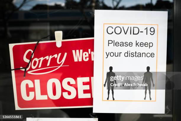 shop front signs for closed and social distancing - confinamento fotografías e imágenes de stock