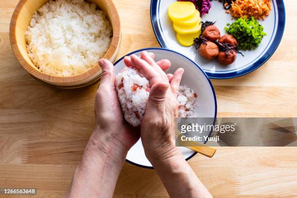 een kleurrijk japans rijstbalrecept dat met diverse ingrediënten wordt gemaakt - rice ball stockfoto's en -beelden