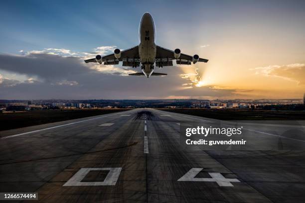 riesige zwei stockwerke, die für den kommerziellen jetliner abheben - start und landebahn stock-fotos und bilder