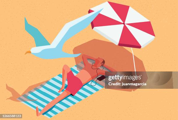 stockillustraties, clipart, cartoons en iconen met mens die op het strand onder een paraplu zonnebaadt - strandhanddoek