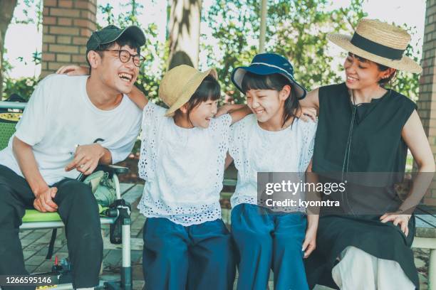 夏の車椅子男性と日本の家族 - large family ストックフォトと画像