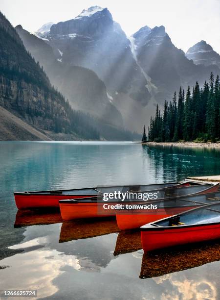 moraine lake, alberta, canada - boat top view stockfoto's en -beelden