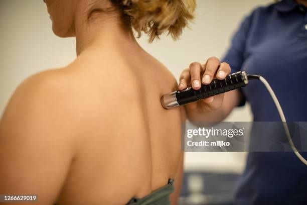 hermosa mujer en fisioterapia - láser fotografías e imágenes de stock