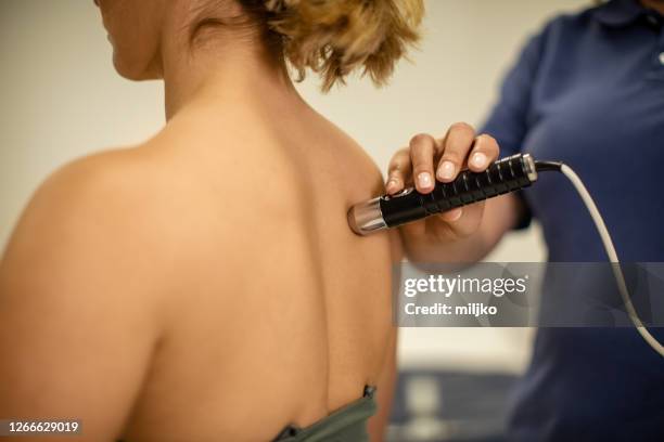 mooie vrouw op fysiotherapie - lasers stockfoto's en -beelden