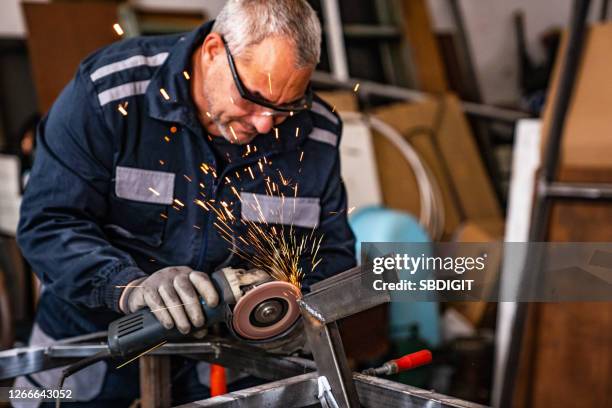 homme aîné travaillant à son atelier - établi photos et images de collection