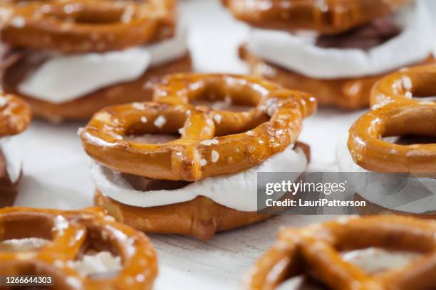 biss größe brezel smores - salzige zwischenmahlzeit stock-fotos und bilder