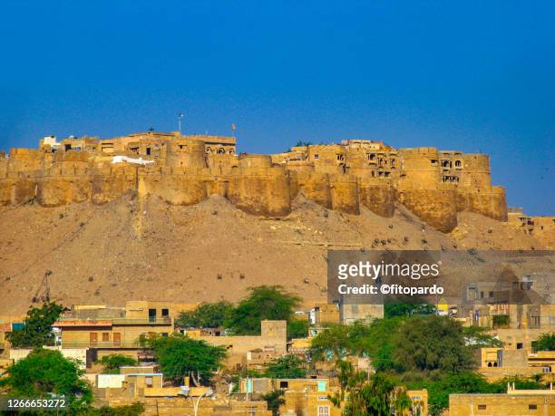 jaisalmer fort in the distance - jaisalmer fotografías e imágenes de stock
