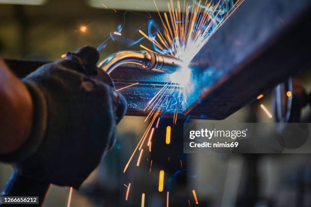 blue collar workers- soldador de metal - soldar fotografías e imágenes de stock