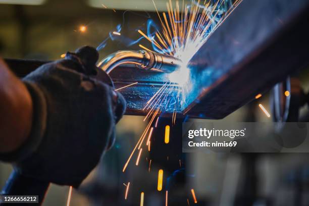 arbeiders van de blauwe kraag- metaallasser - lasser stockfoto's en -beelden