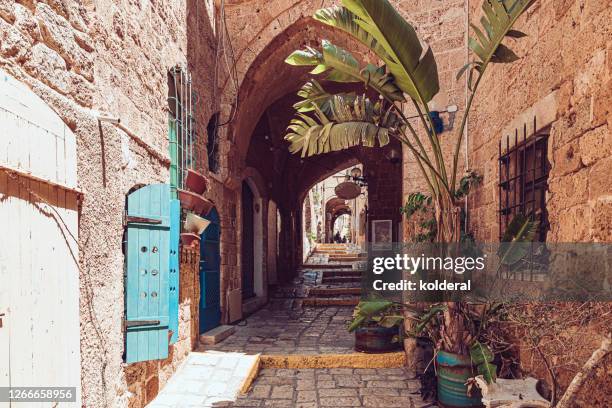 narrow pedestrian alley in historic district jaffa - jaffa stockfoto's en -beelden