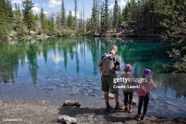 grassi lakes, alberta, canada - canmore stockfoto's en -beelden