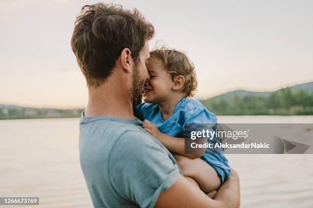 amor infinito - embracing fotografías e imágenes de stock