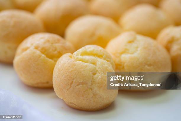 crema choux, puffs de crema - relámpago de crema fotografías e imágenes de stock