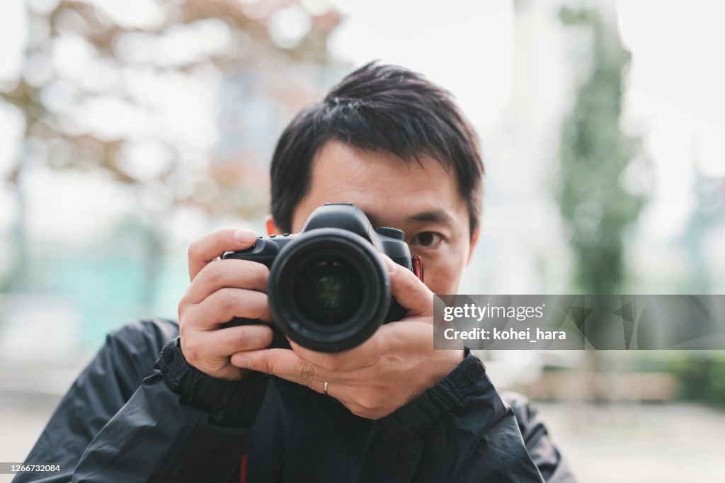 Hombre fotografiando con DSLR
