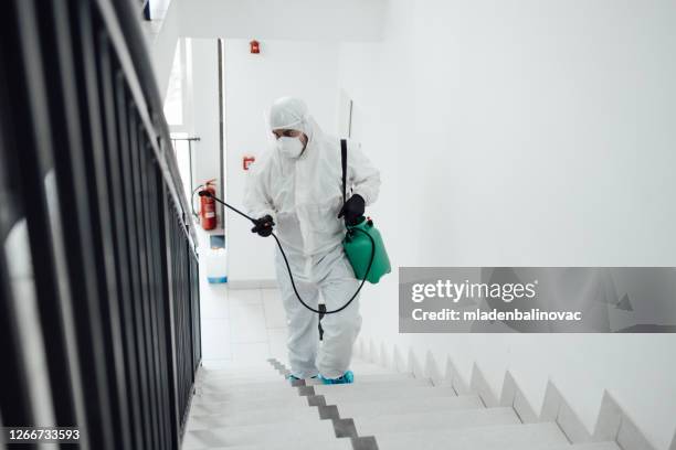 sprühen, desinfizieren und dekontamination - handbuch stock-fotos und bilder