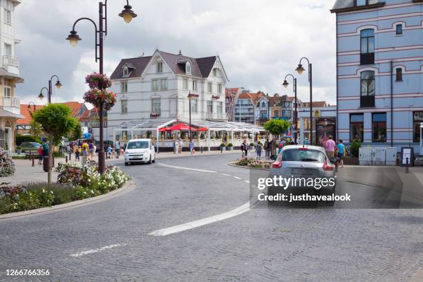 traffic on s-shaped curved street in de panne in summer - automobile in panne stock pictures, royalty-free photos & images