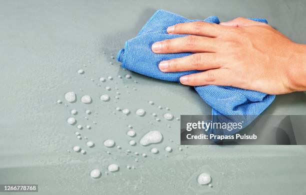 a mirror cleaning - mikrofaser stock-fotos und bilder