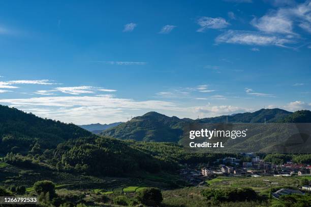 藍天白雲青山 - green mountain range stock pictures, royalty-free photos & images