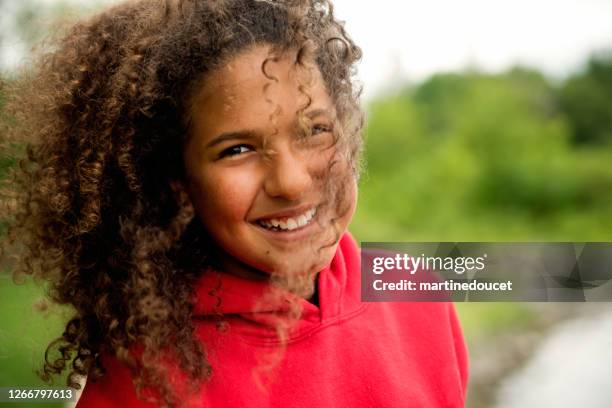 mixed-race teenager-mädchen-porträt am flussufer. - 12 13 girl stock-fotos und bilder