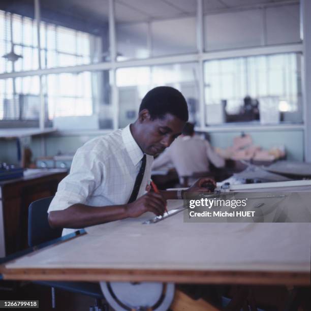 Ingénieur dessinant un plan dans une usine d'appareils électroniques à Bulawayo, en 1972, Zimbabwe.