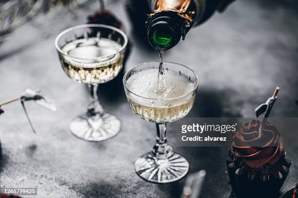 servir des boissons pour la fête des nouvelles années - drink photos et images de collection
